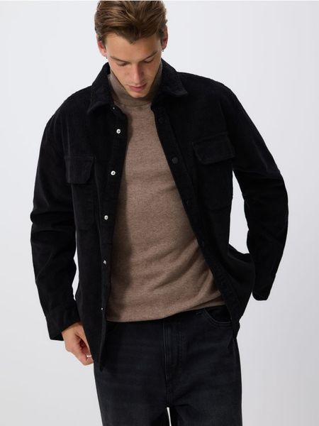 Sztruksowa koszula comfort fit - czarny. Czarne koszule męskie Reserved, l, bez wzorów, z bawełny, bez kołnierzyka, bez ramiączek. W wyprzedaży za 99.99 zł.