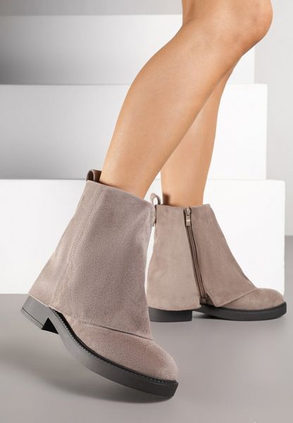 Beżowe Botki z Imitacji Zamszu z Cholewką w Stylu Nogawki Rilavine. Brązowe botki damskie Renee, z jeansu, bez obcasa, na płaskiej podeszwie, bez zapięcia. Za 159.99 zł.