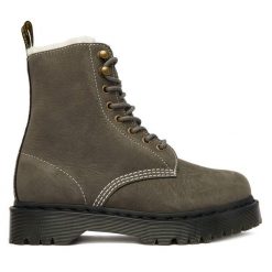 Trzewiki Dr. Martens. Szare botki damskie Dr. Martens, bez obcasa, na płaskiej podeszwie, bez zapięcia. Za 749.99 zł.