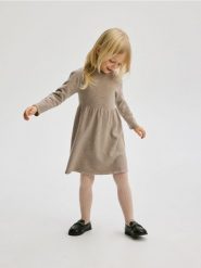 Dzianinowa sukienka - beżowy. Brązowe sukienki dziewczęce Reserved, bez wzorów, z dzianiny, bez ramiączek. W wyprzedaży za 29.99 zł.