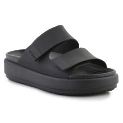 Klapki Crocs Brooklyn Luxe Sandal W 209586-060 czarne. Czarne klapki damskie bez wzorów, z materiału, bez obcasa. Za 490.22 zł.