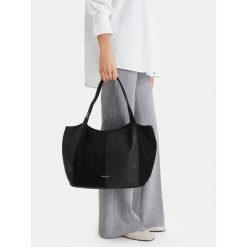 Torebka Lasocki. Czarne torebki klasyczne damskie Lasocki, bez wzorów, bez dodatków. Za 199.99 zł.