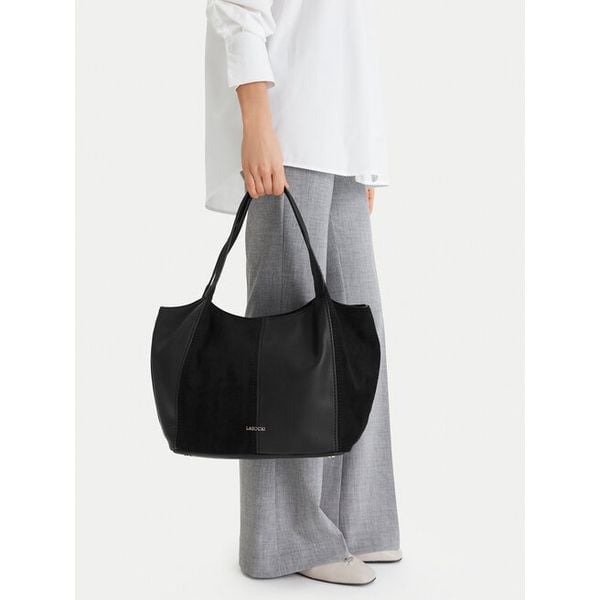 Torebka Lasocki. Czarne torebki klasyczne damskie Lasocki, bez wzorów, bez dodatków. Za 199.99 zł.