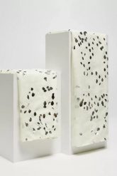 Szal letni z metalicznym nadrukiem w kropki beżowy. Brązowe szaliki i kominy damskie MOODO, na lato, bez wzorów. W wyprzedaży za 15.99 zł.