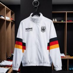 Kurtka treningowa Niemcy biała – rozmiar: XL. Białe kurtki męskie HOME DELUXE, s, bez wzorów, z elastanu, eleganckie, bez kaptura. Za 262.99 zł.