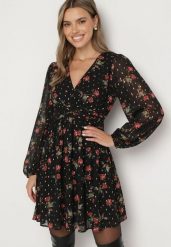 Czarna Rozkloszowana Sukienka Taliowana w Kwiaty z Rękawami ze Ściągaczami Everia. Czarne sukienki damskie Born2be, na imprezę, na wiosnę, l, bez wzorów, eleganckie, bez kołnierzyka, bez ramiączek, mini, rozkloszowane. Za 139.99 zł.