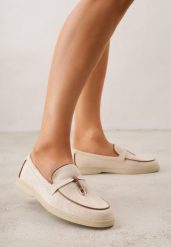 Beżowe Mokasyny z Imitacji Zamszu Zdobione Aplikacją z Zawieszkami Peleg. Brązowe mokasyny damskie Born2be, z jeansu. Za 99.99 zł.