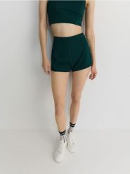 Szorty w sportowym stylu - ciemnozielony. Zielone szorty damskie Reserved, bez wzorów, z tkaniny, sportowe. W wyprzedaży za 55.99 zł.