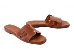 Oh! My Sandals 5810 ROBLE, klapki damskie. Brązowe klapki damskie Oh My Sandals, bez wzorów, ze skóry, bez obcasa. Za 244.90 zł.