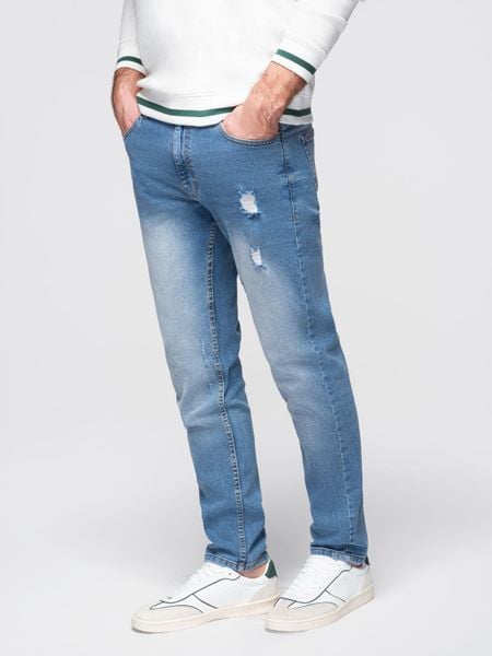 Spodnie męskie jeansowe REGULAR FIT z przetarciami - jasnoniebieskie V1 - Rozmiar: M. Niebieskie spodnie materiałowe męskie Ombre Clothing, z aplikacjami, z bawełny, biznesowe, z podwyższonym stanem. W wyprzedaży za 167.99 zł.