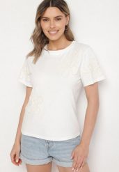 Biały T-shirt z Kwiatowymi Aplikacjami Tilenna. Białe t-shirty damskie Born2be, l, z aplikacjami, z jeansu, bez kołnierzyka. Za 69.99 zł.