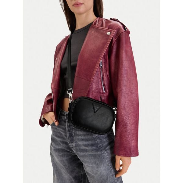 Torebka Guess Jeans. Czarne listonoszki damskie Guess Jeans, z aplikacjami, z jeansu, bez dodatków. Za 199.99 zł.