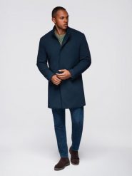 Dopasowany strukturalny płaszcz męski z wysokim kołnierzem – granatowy V2. Niebieskie płaszcze męskie Ombre Clothing, m, z aplikacjami, z materiału, eleganckie. W wyprzedaży za 357.49 zł.