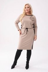 Elegancka beżowa ołówkowa sukienka Raya z czarnymi wstawkami i odpinaną różą PLUS SIZE XXL OVERSIZE. Brązowe sukienki damskie Moda Size Plus Iwanek, do pracy, plus size, z aplikacjami, z materiału, biznesowe, bez kołnierzyka, plus size, bez ramiączek, midi, dopasowane. W wyprzedaży za 179.90 zł.