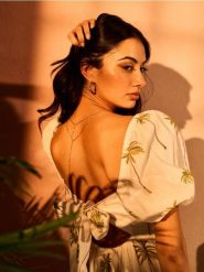 Bawełniana sukienka midi z bufiastym rękawem - wielobarwny. Sukienki damskie Sinsay, l, bez wzorów, z bawełny, bez kołnierzyka, bez ramiączek, midi. Za 69.99 zł.