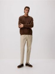 Spodnie jogger slim - złamana biel. Spodnie materiałowe męskie Reserved, bez wzorów, z bawełny. W wyprzedaży za 49.99 zł.
