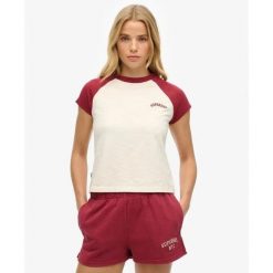 T-shirt z bawełny organicznej z rękawami raglanowymi i logo dla kobiet Superdry. Czerwone t-shirty damskie Superdry., bez wzorów, z bawełny, bez kołnierzyka. W wyprzedaży za 113.10 zł.