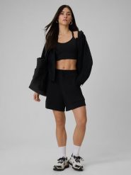 4F Spodenki dresowe z modalem damskie - czarne M. Czarne szorty damskie 4f, bez wzorów, z dresówki. Za 129.99 zł.