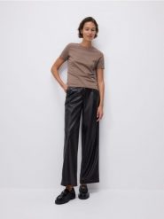 T-shirt regular - brązowy. Brązowe t-shirty damskie Reserved, l, bez wzorów, z bawełny, bez kołnierzyka. Za 35.99 zł.