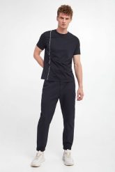 Spodnie ARMANI EXCHANGE. Spodnie materiałowe męskie Armani Exchange, bez wzorów. W wyprzedaży za 312.17 zł.