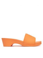 Guess Klapki E5GZ06 BB00F Pomarańczowy. Brązowe klapki damskie Guess, z aplikacjami, z tworzywa sztucznego, bez obcasa. Za 179.99 zł.