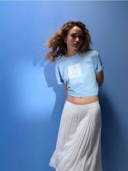 Bawełniana koszulka z nadrukiem na plecach - błękitny. Niebieskie t-shirty damskie Sinsay, l, bez wzorów, z bawełny, bez kołnierzyka. Za 25.99 zł.