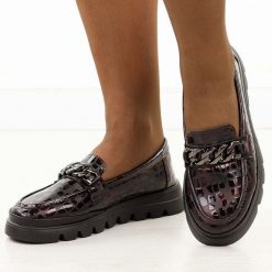 Bordowe lakierowane skórzane mokasyny damskie Filippo Dp6467/25. Czerwone mokasyny damskie Filippo, z jeansu. Za 229.00 zł.