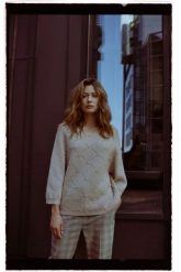 Sweter z ozdobiony koralikami beżowy. Brązowe swetry klasyczne damskie MOODO, l, z poliamidu, bez kołnierzyka. Za 139.99 zł.