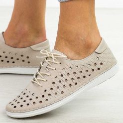 Beżowe skórzane ażurowe półbuty damskie S.Barski 644. Brązowe półbuty damskie S.BARSKI, w ażurowe wzory, z jeansu, biznesowe, z okrągłym noskiem, bez obcasa, na płaskiej podeszwie. W wyprzedaży za 224.10 zł.