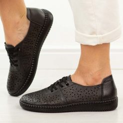 Czarne ażurowe skórzane półbuty damskie Potocki 15316. Czarne półbuty damskie POTOCKI, w ażurowe wzory, z jeansu, casualowe, z okrągłym noskiem, bez obcasa, na płaskiej podeszwie. Za 219.00 zł.