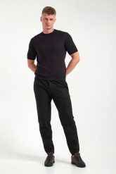 Spodnie męskie wełniane EMPORIO ARMANI. Spodnie materiałowe męskie Emporio Armani, bez wzorów, z wełny. Za 1,759.00 zł.