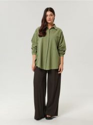 Spodnie loose high waist - brązowy. Brązowe spodnie materiałowe damskie Sinsay, bez wzorów, prążkowane, z podwyższonym stanem. W wyprzedaży za 35.99 zł.