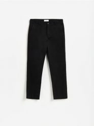 Spodnie chino straight - czarny. Czarne spodnie materiałowe męskie Reserved, bez wzorów, z bawełny. Za 129.99 zł.