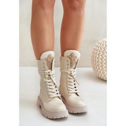 Lakierowane Ocieplane Botki Workery Z Ozdobą Beżowe Kelilea beżowy. Brązowe botki damskie z lakierowanej skóry, eleganckie, bez obcasa, bez zapięcia. Za 250.60 zł.