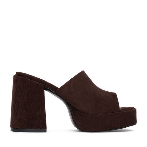 Klapki DeeZee. Brązowe klapki damskie DeeZee, bez wzorów, bez obcasa. Za 139.99 zł.