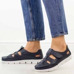 Granatowe przewiewne skórzane półbuty damskie Sergio Leone sp004. Niebieskie półbuty damskie Sergio Leone, bez wzorów, z jeansu, klasyczne, z okrągłym noskiem, bez obcasa, na płaskiej podeszwie. Za 199.00 zł.