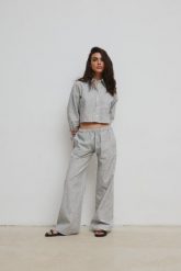 Luźne spodnie z lnu i bawełny w paski BLACK & WHITE - ASPRO-M. Białe spodnie materiałowe damskie Marsala, bez wzorów, z bawełny, eleganckie. Za 269.90 zł.