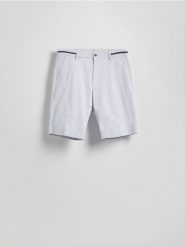 Szorty chino regular - jasnoniebieski. Niebieskie szorty męskie Reserved, z bawełny, bez kołnierzyka. Za 119.99 zł.