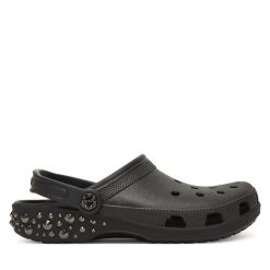 Klapki Crocs. Czarne klapki damskie Crocs, bez wzorów, bez obcasa. Za 269.99 zł.