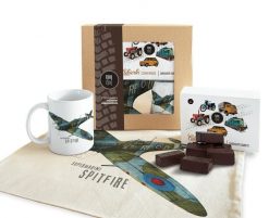 Supermarine Spitfire — paczka (Zawartość paczki: koszulka, torba, kubek, słodycze; Rozmiar koszulki / bluzy: M (damska); Kolor koszulki / bluzy: czarn. Brązowe t-shirty damskie nikiniki, m, bez wzorów, z bawełny, bez kołnierzyka. Za 189.00 zł.