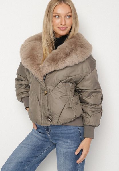 Ciemnozielona Pikowana Kurtka o Pudełkowym Kroju z Kapturem z Futerkiem Rivitta. Zielone kurtki damskie Born2be, l, z aplikacjami, z jeansu, z kapturem. Za 254.99 zł.