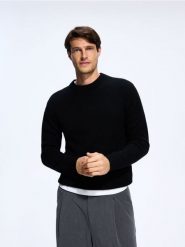 Sweter z dodatkiem wełny jaka - czarny. Czarne swetry męskie Reserved, l, bez wzorów, z dzianiny, bez kołnierzyka. Za 359.99 zł.