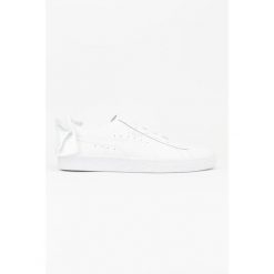 PUMA Basket Bow Wns ZLN 0298 – Damskie trampki ze skóry, białe. Białe trampki i tenisówki damskie Puma, z aplikacjami, ze skóry. Za 292.99 zł.