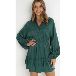 Ciemnozielona Sukienka z Falbankami Nezisa. Zielone sukienki damskie Born2be, l, z aplikacjami, bez kołnierzyka, bez ramiączek, mini. W wyprzedaży za 143.99 zł.