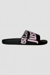 JUST CAVALLI Czarne klapki z fioletowym logo Fondo Pool, Rozmiar 36. Czarne klapki damskie Just Cavalli, bez wzorów, bez obcasa. W wyprzedaży za 200.99 zł.