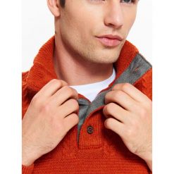 SWETER MĘSKI ZE STÓJKĄ I PRZEPLOTAMI. Brązowe kardigany męskie TOP SECRET, na jesień, l, bez wzorów, z dzianiny, bez kołnierzyka. W wyprzedaży za 59.99 zł.
