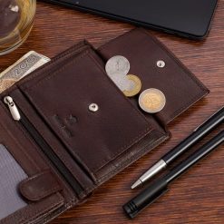 Portfel skórzany męski pionowy klasyczny brązowy RFiD Beltimore D32. Brązowe portfele męskie bez wzorów. Za 59.90 zł.