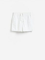 Strukturalne szorty regular fit - jasnozielony. Zielone szorty męskie Reserved, z bawełny, bez kołnierzyka. Za 119.99 zł.