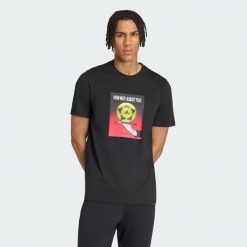 KOSZULKA PIŁKARSKA Z GRAFICZNYM SLOGANEM. Czarne t-shirty sportowe męskie Adidas, s, z bawełny, bez ramiączek, do piłki nożnej. Za 149.00 zł.