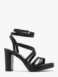 Czarne sandały z ozdobnych paseczków. Czarne sandały damskie Ryłko, bez wzorów, z gumy, bez obcasa, na słupku. W wyprzedaży za 259.99 zł.